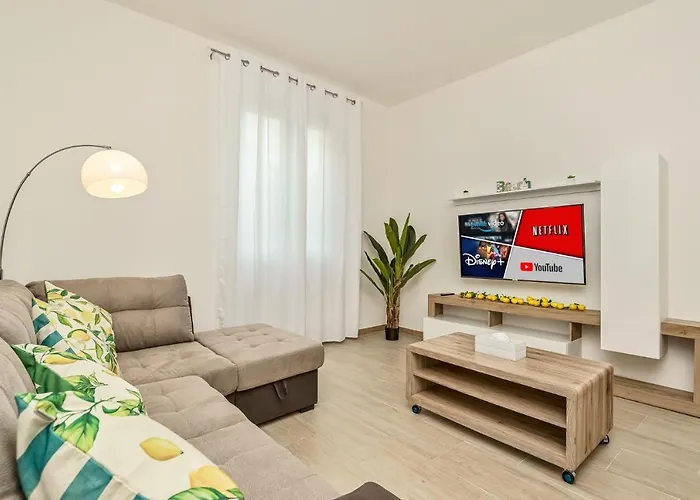 - New With Netflix & Free Parking *