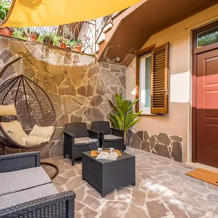- New With Netflix & Free Parking Apartment